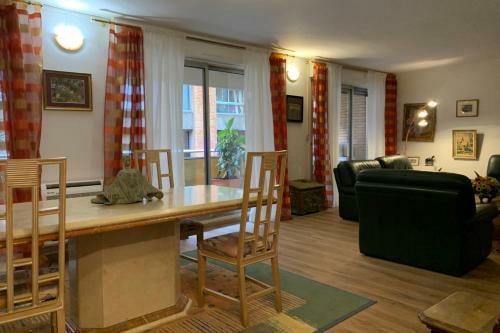 Apartamento 100 M With Parking And Balcony In The Hypercenter