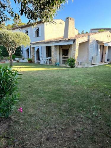 Charmante Villa Proven�ale Hauts De Vaugrenier