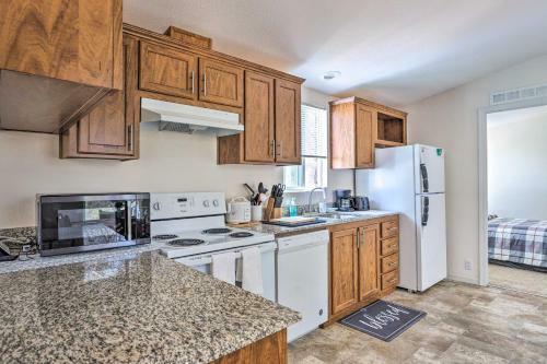 Quaint Mariposa Home With Private Deck And Yard!