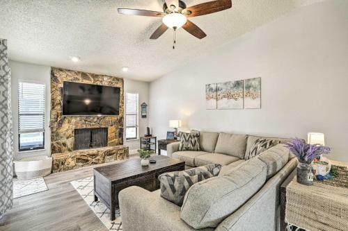 Largo Retreat With Backyard Oasis Walk To Lake