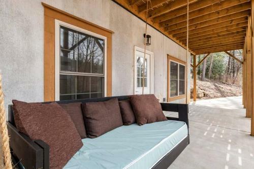 Cabin Near Downtown Avl- Hot Tub- Pet Friendly