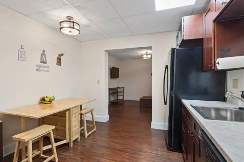 Cabin Near Downtown Avl- Hot Tub- Pet Friendly