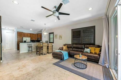 House With Pool Close To Shopping And Beach