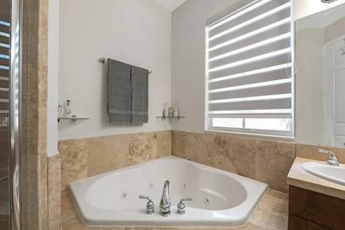 House With Pool Close To Shopping And Beach