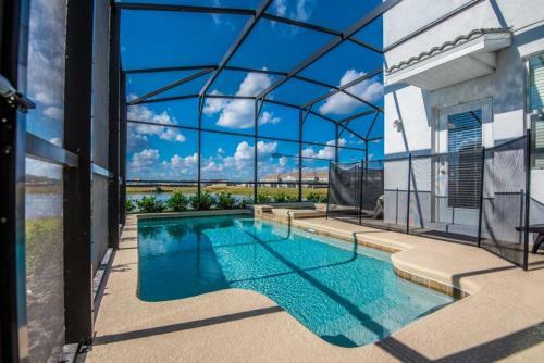 Stunning Water Front 5 Bdm Villa At Storey Lake Villa