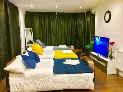London Excel 2 Bedrooms River View Apartment