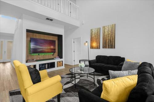 5 Bedrooms - 3,5 Bathrooms - Sunset Lakes 2943 Sv