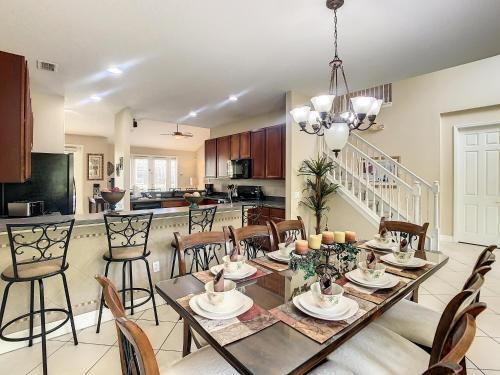 Villa Fantastic 7 Bed 6 Bath In Prestigious Gated Comm.