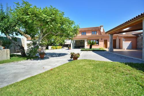 Casa Con Precioso Jard�n En Vilanova de Arousa