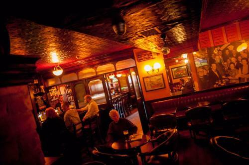 Bed & Breakfast Bugler Doyles Bar & Townhouse