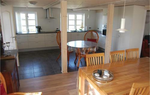 Holiday Home 2 Tv�rvej