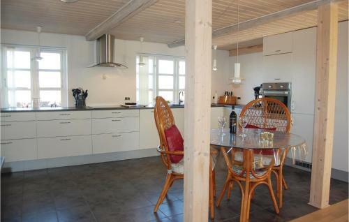 Holiday Home 2 Tv�rvej