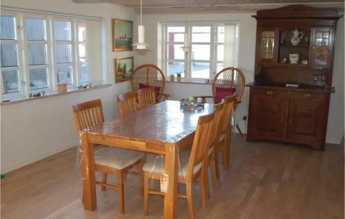 Holiday Home 2 Tv�rvej
