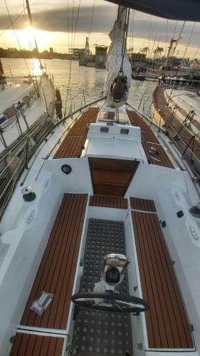 Velero En Puerto De Valencia - E&m Boats