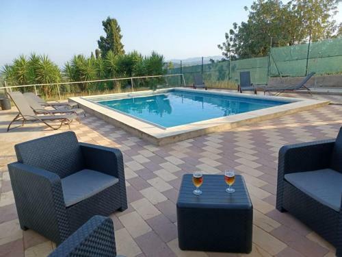 Beautiful Villa With Huge Private Pool And Vineyard View