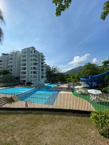 Apartamento En Condominio Lujoso de San Jer�nimo.