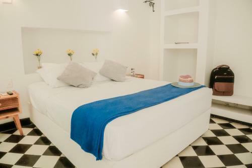 6 Bedroom Charming Colonial House With Pool