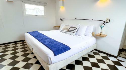 6 Bedroom Charming Colonial House With Pool