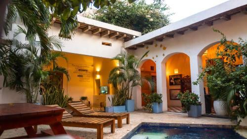 6 Bedroom Charming Colonial House With Pool