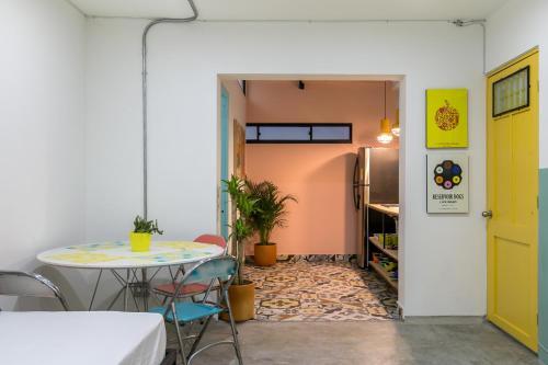 Apartamento Studios Amarillo-morado-ocre
