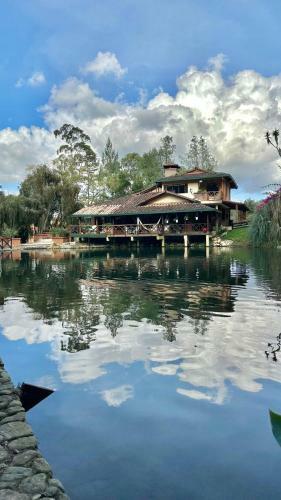 Lodge El Lago Hotel