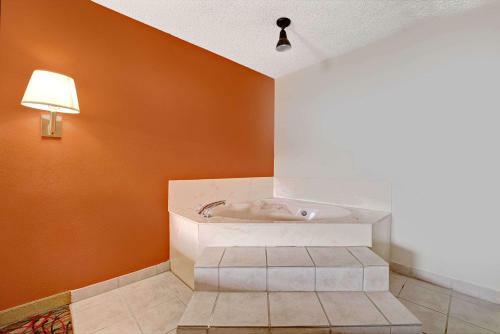 Motel Super 8 By Wyndham Dallas South