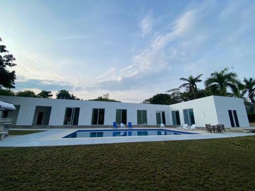 Villa Casa Blanca Girardot Melgar