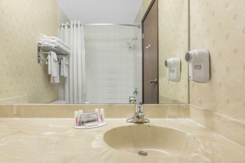 Hotel Ramada Inn & Suites