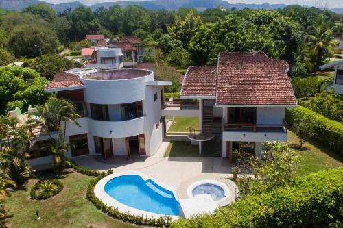Hermosa Casa Con Piscina En Carmen De Apical�