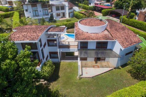 Hermosa Casa Con Piscina En Carmen De Apical�