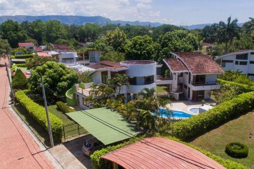 Hermosa Casa Con Piscina En Carmen De Apical�