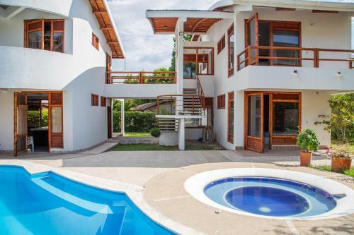 Hermosa Casa Con Piscina En Carmen De Apical�