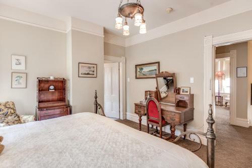 Bed & Breakfast O Canada House