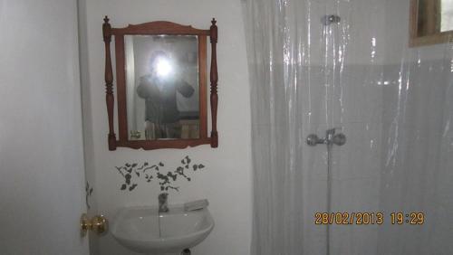 Caba�a De Adobe En Lago Rapel