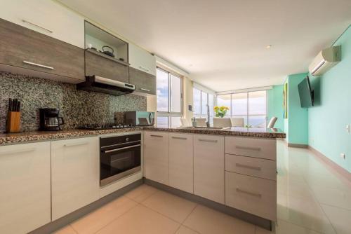 29th Floor Beachfront Apartment In Bocagrande!