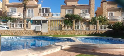 Charming Bungalow In Private Urbanization Royal Interpark