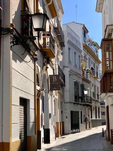 Fam Sevillian Townhouse