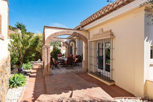 Villa Breathtaking Mansion With Pool - Ref 85