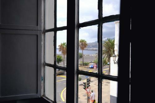 Rooftop Dreamhouse - 3br With Seaviews