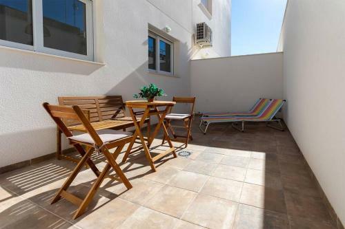 Apartment 50m From The Sea, Pool, Ac, Parking