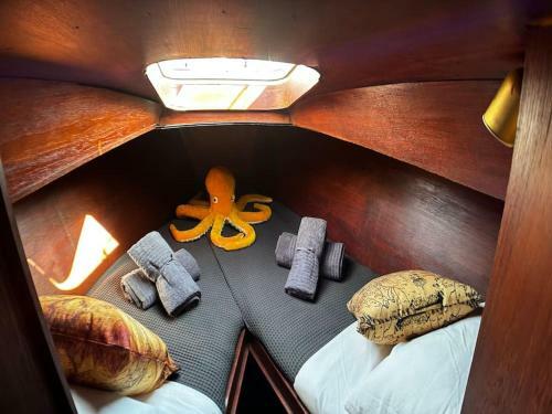 The Captains Locker - 30ft Yacht