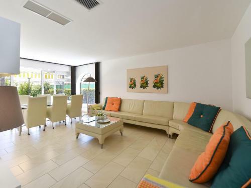 Centrally Located Bungalow With Communal Pool In Playa Del Ingles
