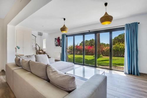 Villa Con Piscina Y Vistas Al Mar