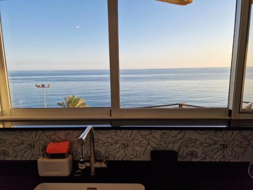 Apartamento Primera L�nea de Playa Con Vistas Al Mar