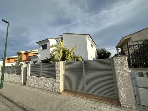 Villa With Private Pool & Garden