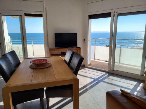Apartamento Primera L�nea Roses Con Vistas Al Mar