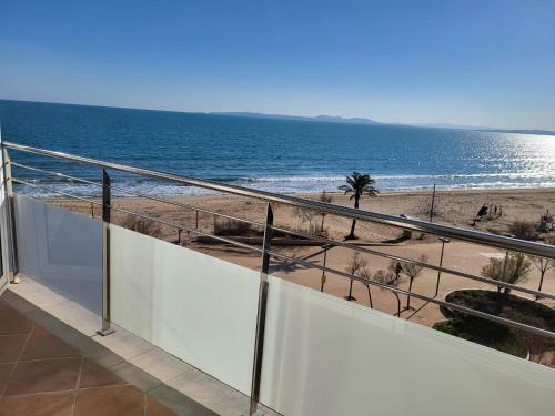 Apartamento Primera L�nea Roses Con Vistas Al Mar