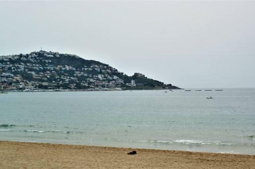 Apartamento Primera L�nea Roses Con Vistas Al Mar
