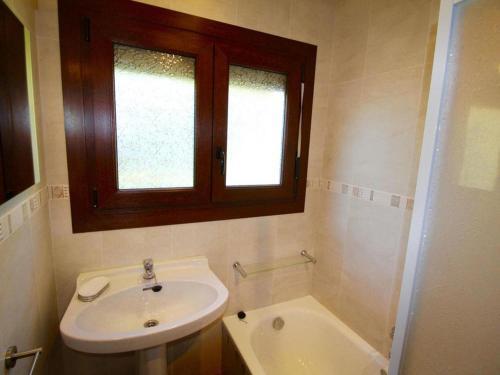 Casa Pau, 4 Dormitorios, 8 Personas - Es-258-71