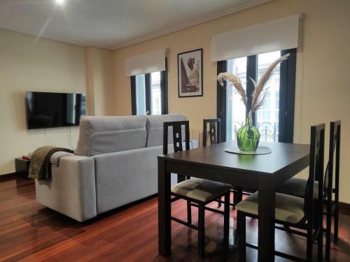 Apartamento 2a. Dos Dormitorios Y Balcones En El Casco Viejo.